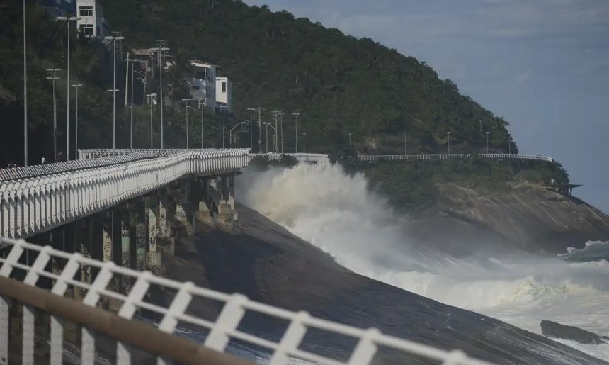 A Avenida Niemeyer e ciclovia serão fechadas por risco de ressaca no Rio.