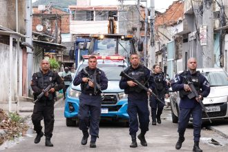 Deputados criam 'CPI das Barricadas' para investigar envolvimento do poder público com grupos criminosos que isolam territórios.