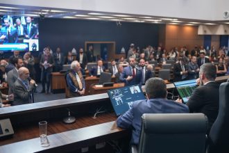 Plenário da Alerj durante a votação dos projetos que reestruturam a PM e autorizam o retorno de militares da reserva.