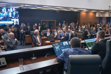 Plenário da Alerj durante a votação dos projetos que reestruturam a PM e autorizam o retorno de militares da reserva.