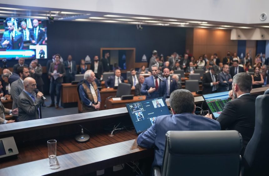 Plenário da Alerj durante a votação dos projetos que reestruturam a PM e autorizam o retorno de militares da reserva.