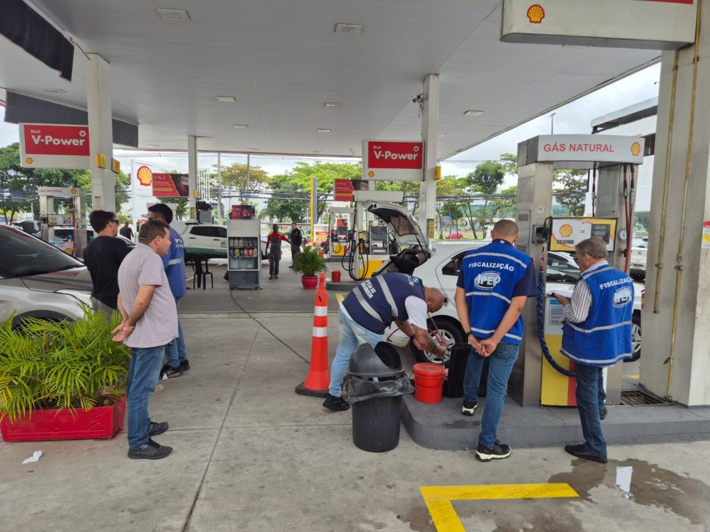Operação ‘Pressão Máxima’ interdita postos de gasolina, carros de aplicativos e táxis