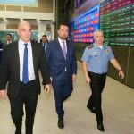 Ministro Alexandre de Moraes ao lado do governador Cláudio Castro e do comandante da PM, coronel Marcelo de Menezes, durante visita ao Centro Integrado de Comando e Controle (CICC), na Cidade Nova - Foto: Governo do Estado do Rio