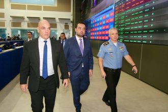 Ministro Alexandre de Moraes ao lado do governador Cláudio Castro e do comandante da PM, coronel Marcelo de Menezes, durante visita ao Centro Integrado de Comando e Controle (CICC), na Cidade Nova - Foto: Governo do Estado do Rio