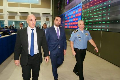 Ministro Alexandre de Moraes ao lado do governador Cláudio Castro e do comandante da PM, coronel Marcelo de Menezes, durante visita ao Centro Integrado de Comando e Controle (CICC), na Cidade Nova - Foto: Governo do Estado do Rio