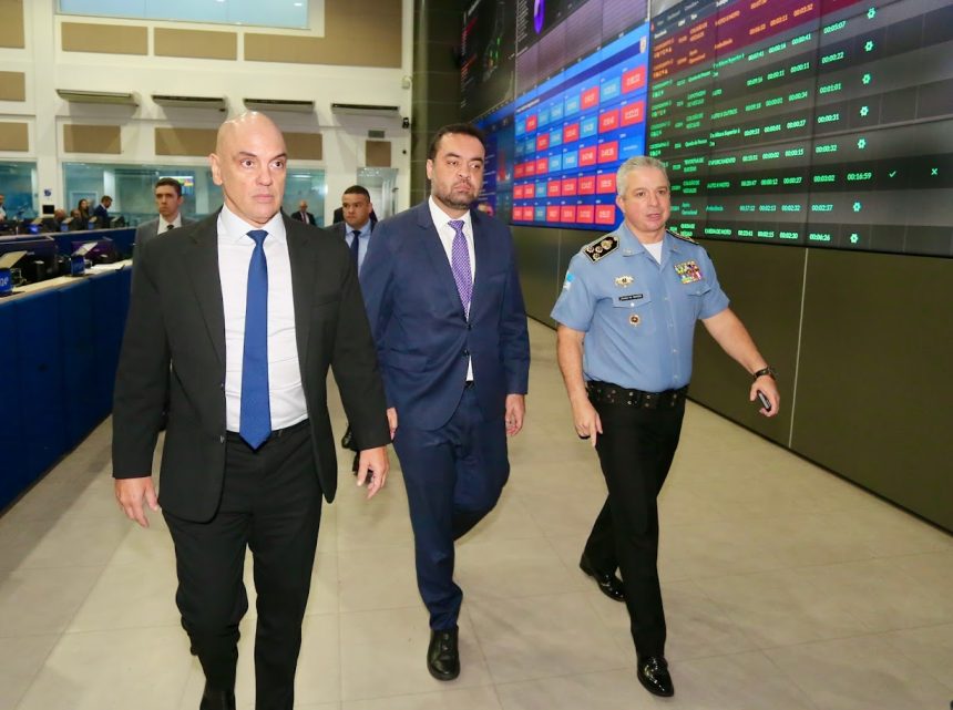 Ministro Alexandre de Moraes ao lado do governador Cláudio Castro e do comandante da PM, coronel Marcelo de Menezes, durante visita ao Centro Integrado de Comando e Controle (CICC), na Cidade Nova - Foto: Governo do Estado do Rio