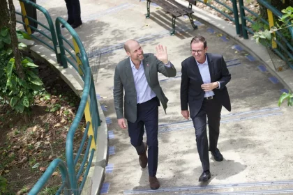 Príncipe William e o prefeito Eduardo Paes caminham pelo Pão de Açúcar