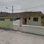 Casas no bairro de Inhoaíba que foram listadas para venda. De acordo com o deputado, as propriedades foram construídas em terreno público. - Foto: Reprodução/Google