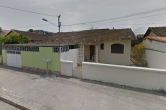Casas no bairro de Inhoaíba que foram listadas para venda. De acordo com o deputado, as propriedades foram construídas em terreno público. - Foto: Reprodução/Google