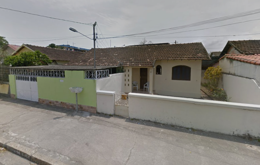 Casas no bairro de Inhoaíba que foram listadas para venda. De acordo com o deputado, as propriedades foram construídas em terreno público. - Foto: Reprodução/Google