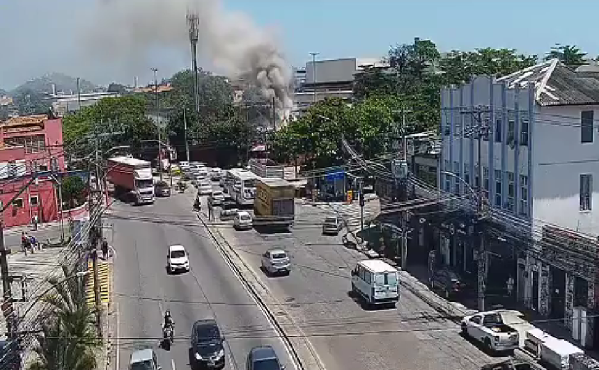 Não há registro de feridos; incêndio aconteceu em estabelecimento no Largo de Benfica
