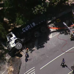 Caminhão basculante caiu na pista sentido Freguesia