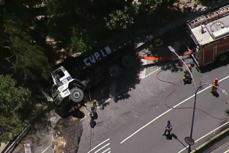 Caminhão basculante caiu na pista sentido Freguesia