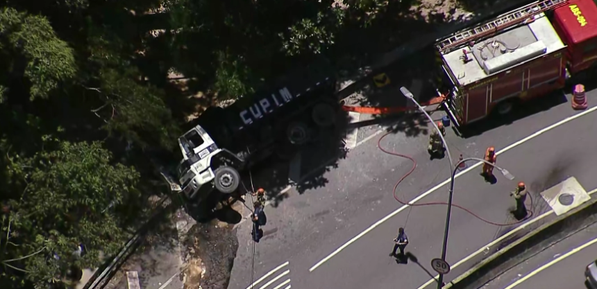 Caminhão basculante caiu na pista sentido Freguesia