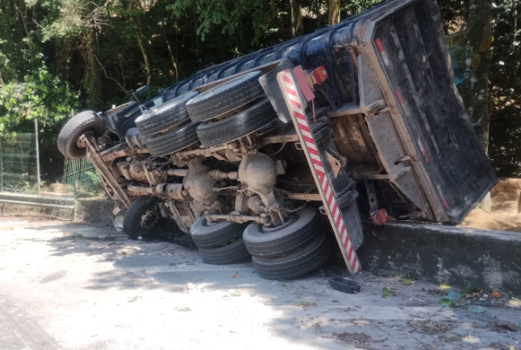 No momento da remoção, os dois sentidos da pista precisaram ser fechados