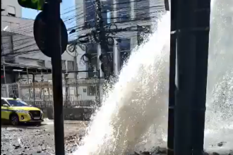Vazamento de água na rua São Clemente deixou partes do bairro de Botafogo sem luz