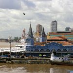 O tradicional mercado Ver-o-Peso, em Belém, onde centenas de barracas vendem todo tipo de frutas, legumes, verduras e peixes amazônicos