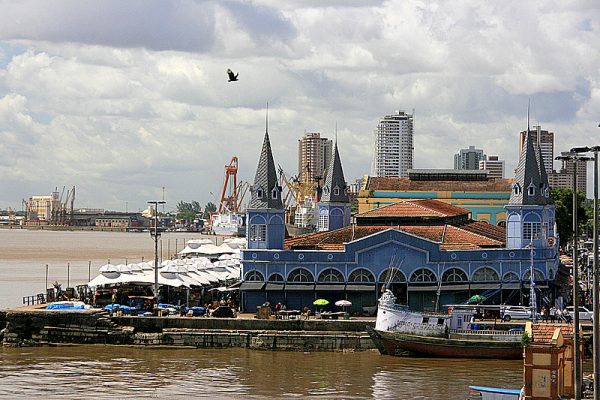 O tradicional mercado Ver-o-Peso, em Belém, onde centenas de barracas vendem todo tipo de frutas, legumes, verduras e peixes amazônicos