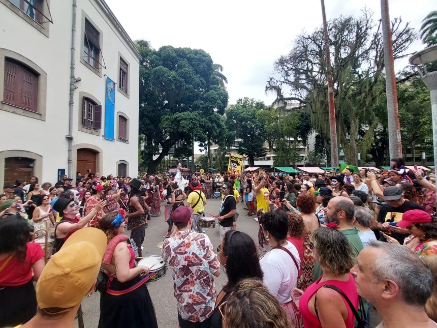 Bloco desfila há mais de dez anos no Carnaval carioca e no Dia dos Mortos - Foto: Amanda Pieranti/Tempo Real