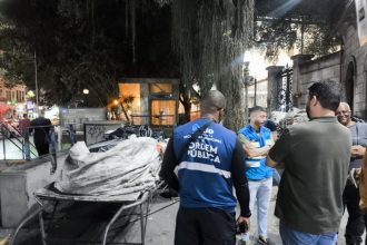 "Produtos" de ferro-velho irregular estavam expostos na Rua do Catete, próximo à estação de metrô da Glória - Foto: Divulgação/Seop