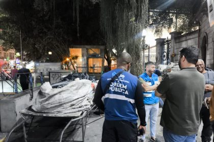 "Produtos" de ferro-velho irregular estavam expostos na Rua do Catete, próximo à estação de metrô da Glória - Foto: Divulgação/Seop