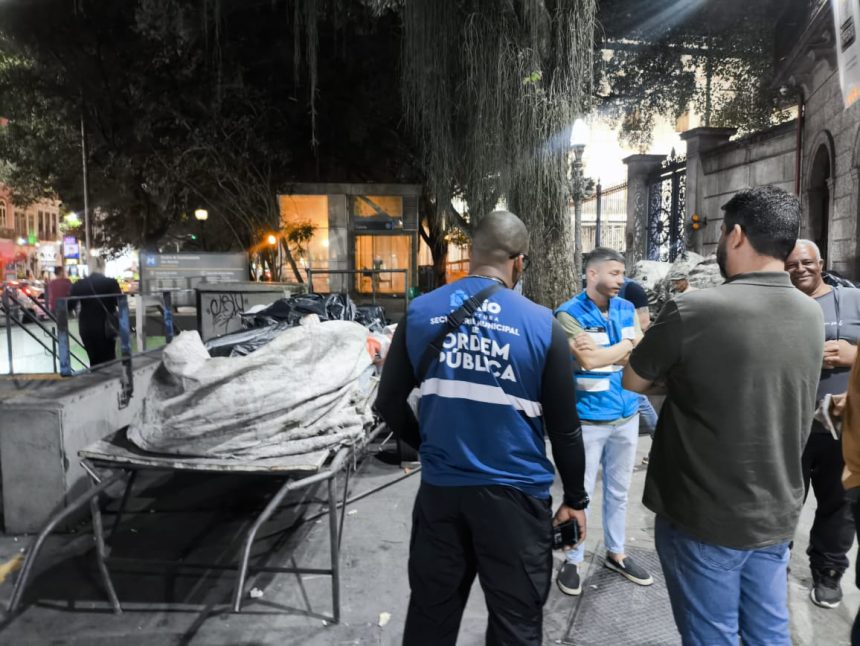 "Produtos" de ferro-velho irregular estavam expostos na Rua do Catete, próximo à estação de metrô da Glória - Foto: Divulgação/Seop