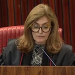 A ministra relatora Isabel Gallotti lê o seu voto no julgamento do caso Ceperj no TSE: além da cassação do governador Cláudio Castro e do presidente da Alerj, Rodrigo Bacellar, a magistrada determina a realização de novas eleições diretas