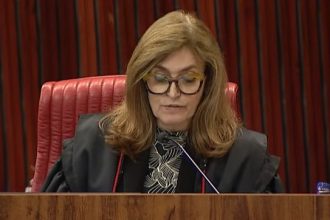 A ministra relatora Isabel Gallotti lê o seu voto no julgamento do caso Ceperj no TSE: além da cassação do governador Cláudio Castro e do presidente da Alerj, Rodrigo Bacellar, a magistrada determina a realização de novas eleições diretas