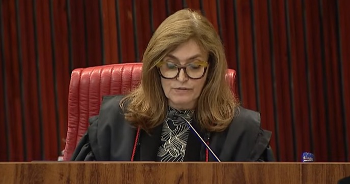 A ministra relatora Isabel Gallotti lê o seu voto no julgamento do caso Ceperj no TSE: além da cassação do governador Cláudio Castro e do presidente da Alerj, Rodrigo Bacellar, a magistrada determina a realização de novas eleições diretas