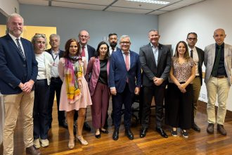 Deputado Alan Lopes durante encontro com parlamentares espanhóis na Alerj para firmar acordo de cooperação educacional