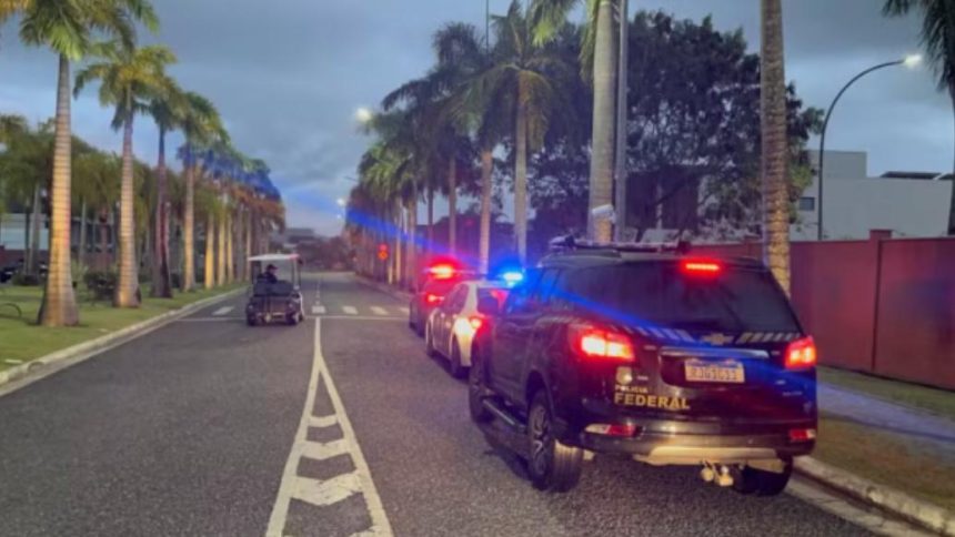 A PF nas ruas, na Operação Cash Courier, em março: provas obtidas com as apreensões indicaram a existência de um outro grupo criminoso, formado por três policiais federais e um militar