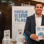O livro “Proteja os Seus Filhos – Em Defesa de Quem Mais Precisa”, é uma iniciativa do comissário de Polícia Civil Daniel Viana, assinado por magistrados, promotores, policiais, médicos, professores e lideranças sociais.