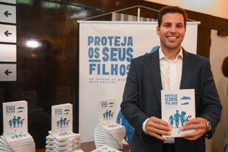 O livro “Proteja os Seus Filhos – Em Defesa de Quem Mais Precisa”, é uma iniciativa do comissário de Polícia Civil Daniel Viana, assinado por magistrados, promotores, policiais, médicos, professores e lideranças sociais.