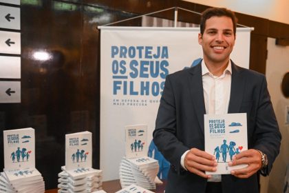 O livro “Proteja os Seus Filhos – Em Defesa de Quem Mais Precisa”, é uma iniciativa do comissário de Polícia Civil Daniel Viana, assinado por magistrados, promotores, policiais, médicos, professores e lideranças sociais.