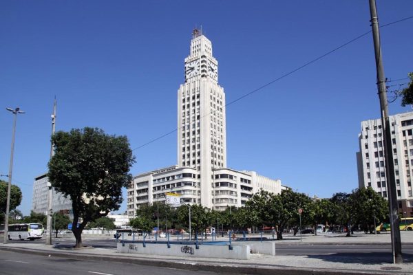 Seap devolve o prédio da Central do Brasil à Casa Civil; e o edifício art déco, tombado e histórico, fica praticamente vazio 47 O Edifício D. Pedro II, antiga sede da Central do Brasil, foi inaugurado na década de 40 e, agora, está praticamente vazio, com a saída da Secretaria de Administração Penitenciária (Seap)