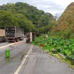 Uma faixa na Rodovia Presidente Dutra, foi interditada na altura de Piraí (Km 235), no sentido Rio, por causa de um caminhão que tombou.