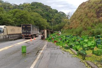 Uma faixa na Rodovia Presidente Dutra, foi interditada na altura de Piraí (Km 235), no sentido Rio, por causa de um caminhão que tombou.