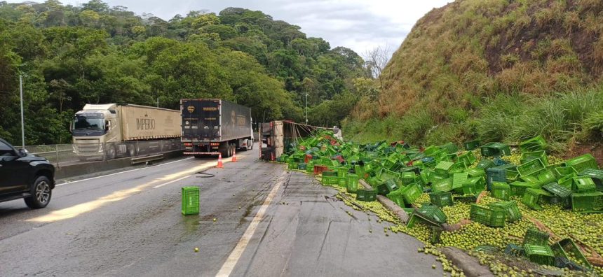 Uma faixa na Rodovia Presidente Dutra, foi interditada na altura de Piraí (Km 235), no sentido Rio, por causa de um caminhão que tombou.