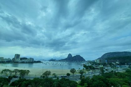Depois dos efeitos de ontem do ciclone no Rio, previsão para hoje é de chuva e ventos fracos a moderados, com temperaturas em declínio, variando entre 18 e 26 graus.