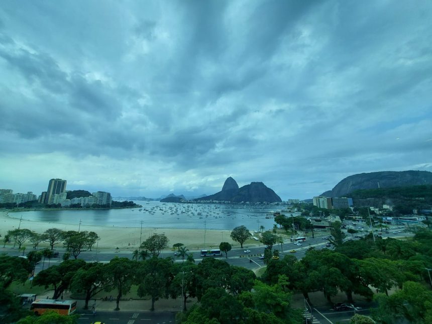 Depois dos efeitos de ontem do ciclone no Rio, previsão para hoje é de chuva e ventos fracos a moderados, com temperaturas em declínio, variando entre 18 e 26 graus.