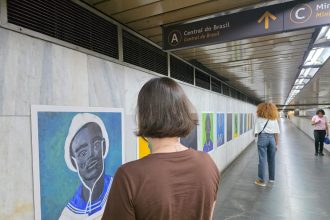 A exposição apresenta figuras históricas e contemporâneas que marcaram a luta e a resistência negra.
