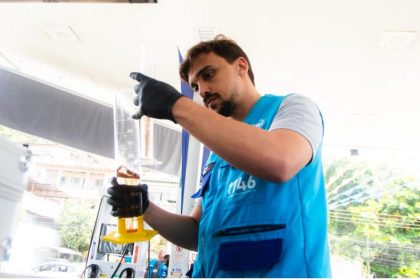 O secretário municipal de Proteção e Defesa do Consumidor, João Pires, numa ação de fiscalização do Procon Carioca: secretaria lança, nesta quarta, a “Operação Posto sem Roubo”, com direito a mapa digital de monitoramento de postos de combustíveis autuados pelo órgão