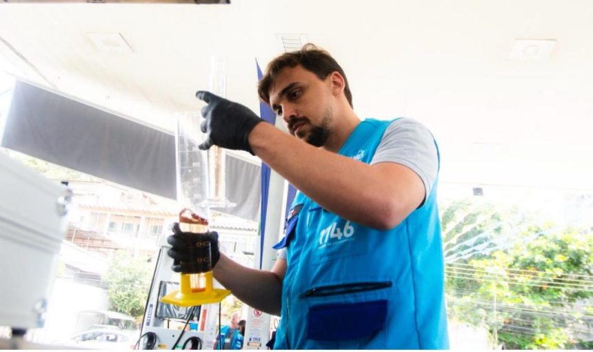 O secretário municipal de Proteção e Defesa do Consumidor, João Pires, numa ação de fiscalização do Procon Carioca: secretaria lança, nesta quarta, a “Operação Posto sem Roubo”, com direito a mapa digital de monitoramento de postos de combustíveis autuados pelo órgão