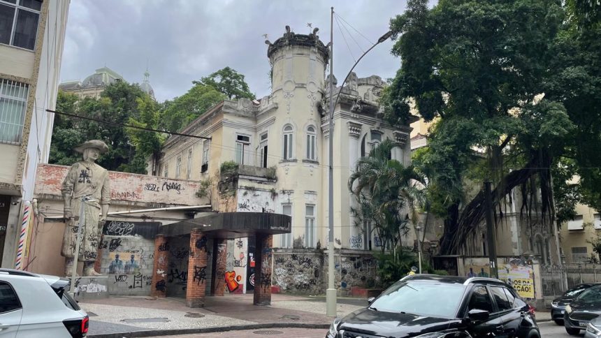 A antiga churrascaria Gaúcha, em Laranjeiras, é um dos imóveis identificados no mapeamento do vereador Flávio Valle entregue esta semana ao prefeito Eduardo Paes - Foto: Tempo Real
