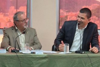 O presidente do Conselho de Arquitetura e Urbanismo, Sydnei Menezes (à esquerda) e o secretário estadual das Cidades, Douglas Ruas: parceria para apoio técnico