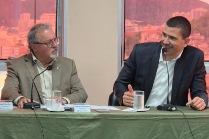 O presidente do Conselho de Arquitetura e Urbanismo, Sydnei Menezes (à esquerda) e o secretário estadual das Cidades, Douglas Ruas: parceria para apoio técnico