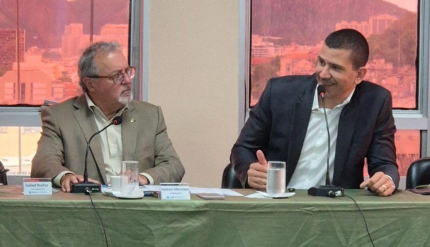 O presidente do Conselho de Arquitetura e Urbanismo, Sydnei Menezes (à esquerda) e o secretário estadual das Cidades, Douglas Ruas: parceria para apoio técnico