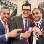 Rogério Amorim (ao centro), ao lado do irmão deputado Rodrigo, recebe a medalha dos "3 is" das mãos de Carlos Bolsonaro