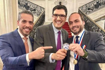 Rogério Amorim (ao centro), ao lado do irmão deputado Rodrigo, recebe a medalha dos "3 is" das mãos de Carlos Bolsonaro