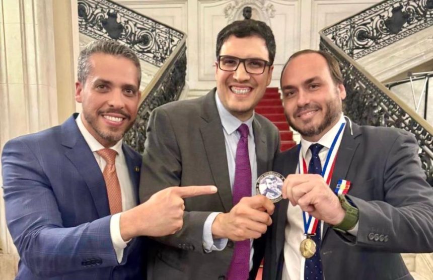 Rogério Amorim (ao centro), ao lado do irmão deputado Rodrigo, recebe a medalha dos "3 is" das mãos de Carlos Bolsonaro
